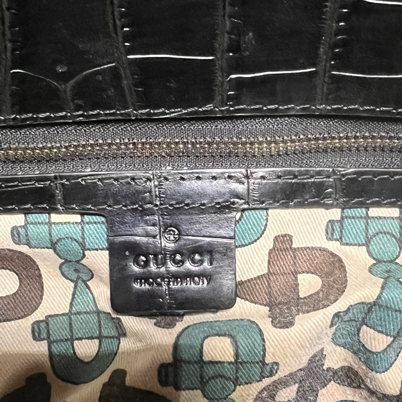 Authentic Gucci Dialux Queen handbag in black pebble leather w/gold bow hardware - Picture 3 of 13